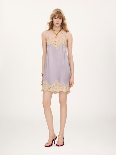 Mini robe &agrave; fines bretelles en satin de soie lav&eacute; - 3