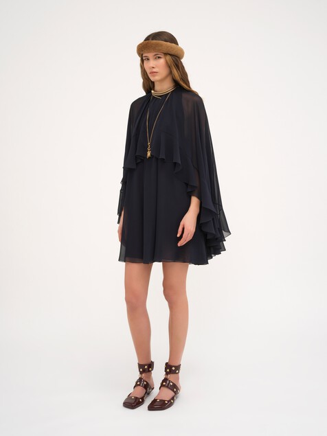 Mini robe en georgette de soie &agrave; cape volant&eacute;e