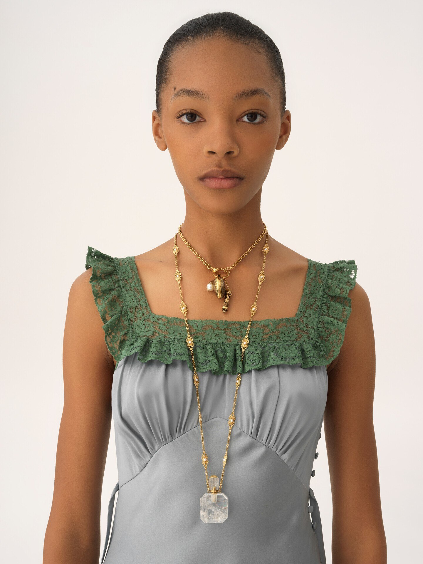 Robe colonne sans manches en satin de soie lav&eacute; et dentelle - 7