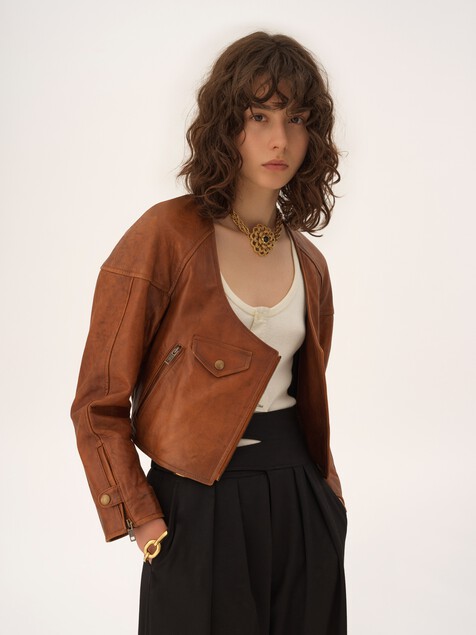 Cropped-Jacke aus Leder mit Rundhalsausschnitt