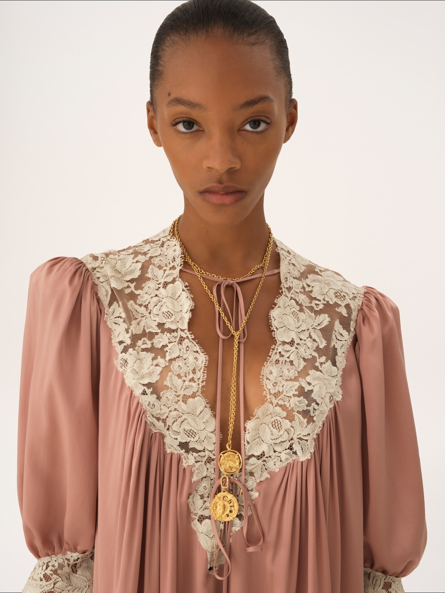 Mini robe fronc&eacute;e col V en satin de soie lav&eacute; et dentelle - 5