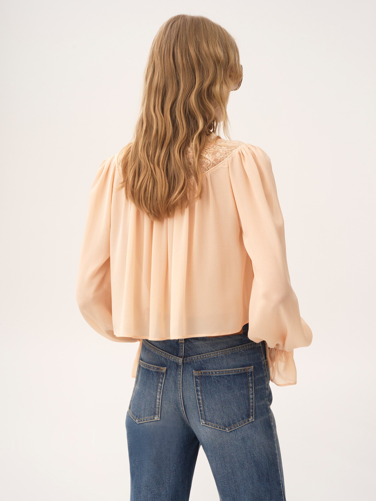 Top cropped de cuello redondo de georgette de seda y encaje - 5