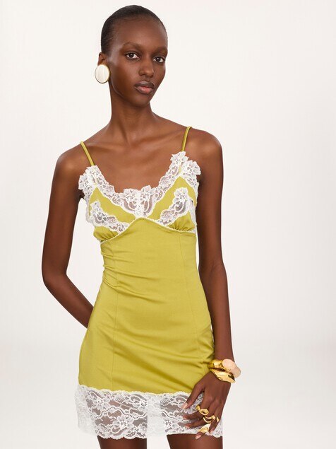 Robe lingerie mini ajust&eacute;e en nylon stretch et dentelle