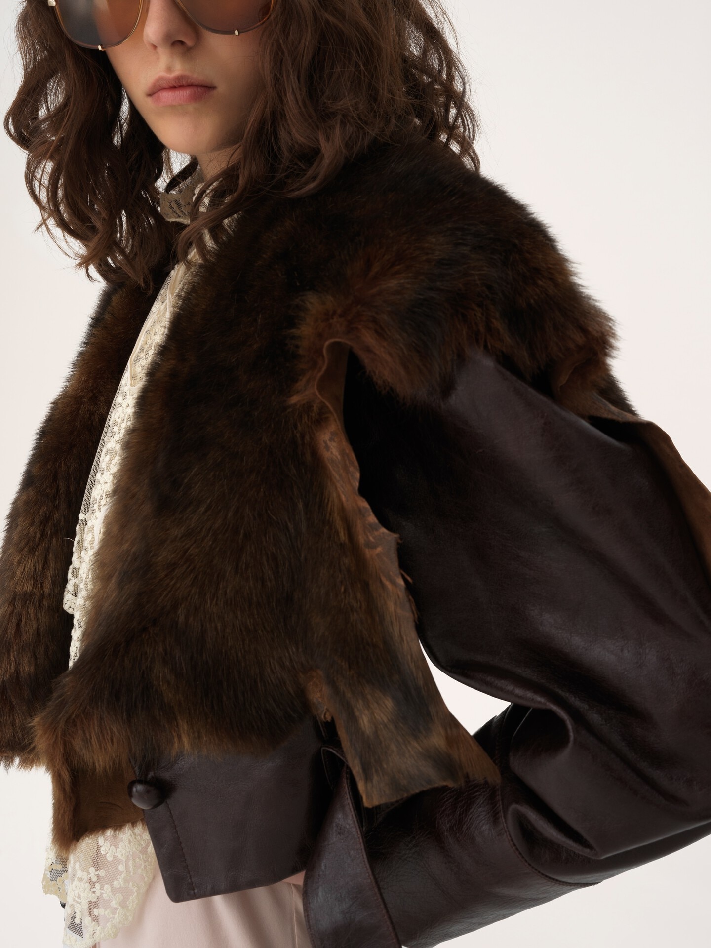 K&ouml;rperbetont geschnittene Cropped-Jacke aus Leder - 9