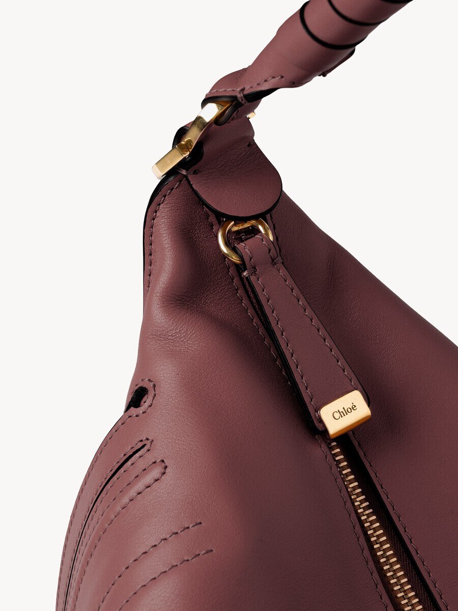 Kleine Marcie Schultertasche aus weichem Leder - 8