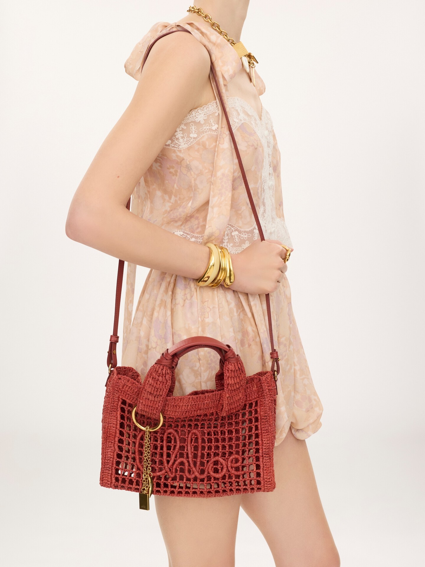 Small Summer Banana east-west tote bag with strap in raffia - 3