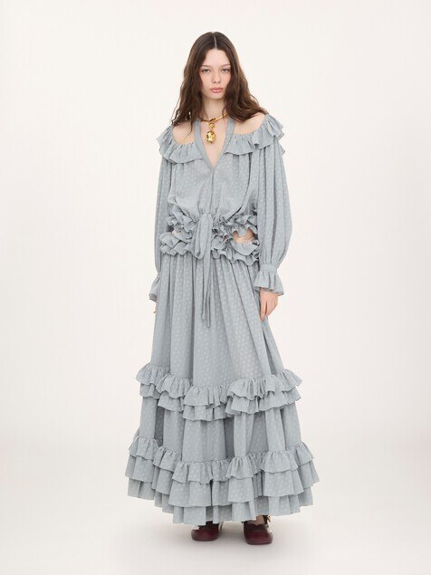 Robe longue &agrave; volants et d&eacute;coupes en soie jacquard