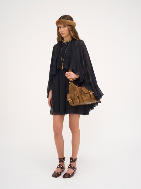 Mini robe en georgette de soie &agrave; cape volant&eacute;e