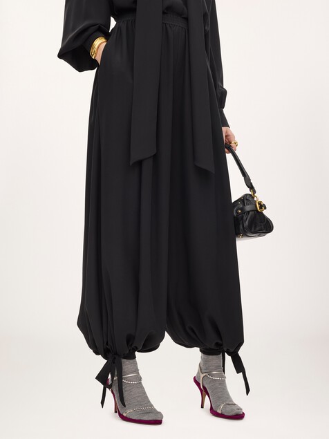 Fluid pleated pants in cr&ecirc;pe de chine