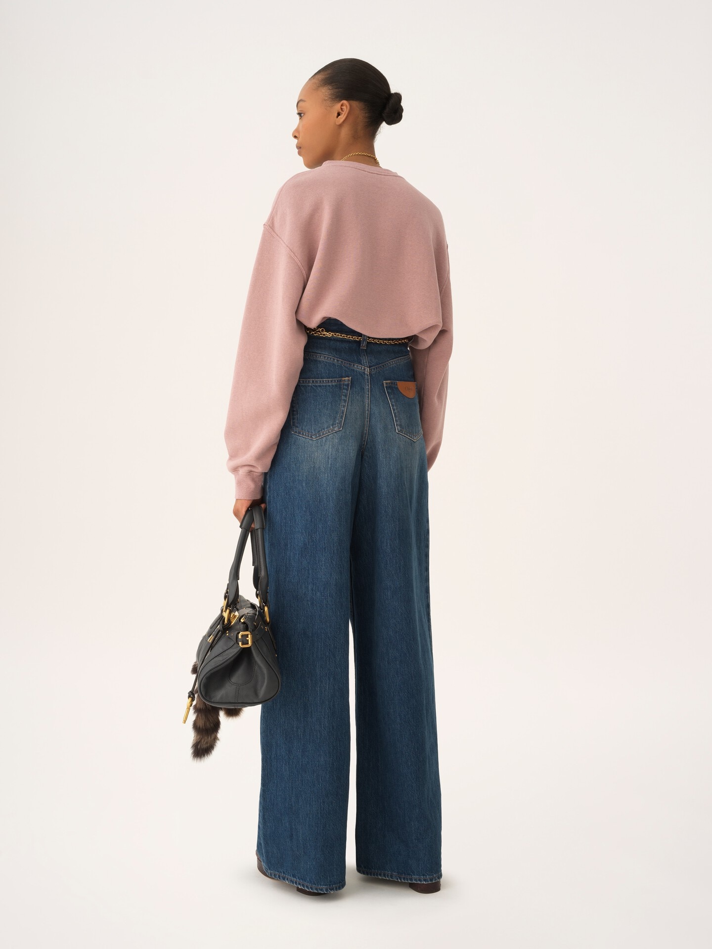 Oversized logo sweater in chin&eacute; fleece - 6