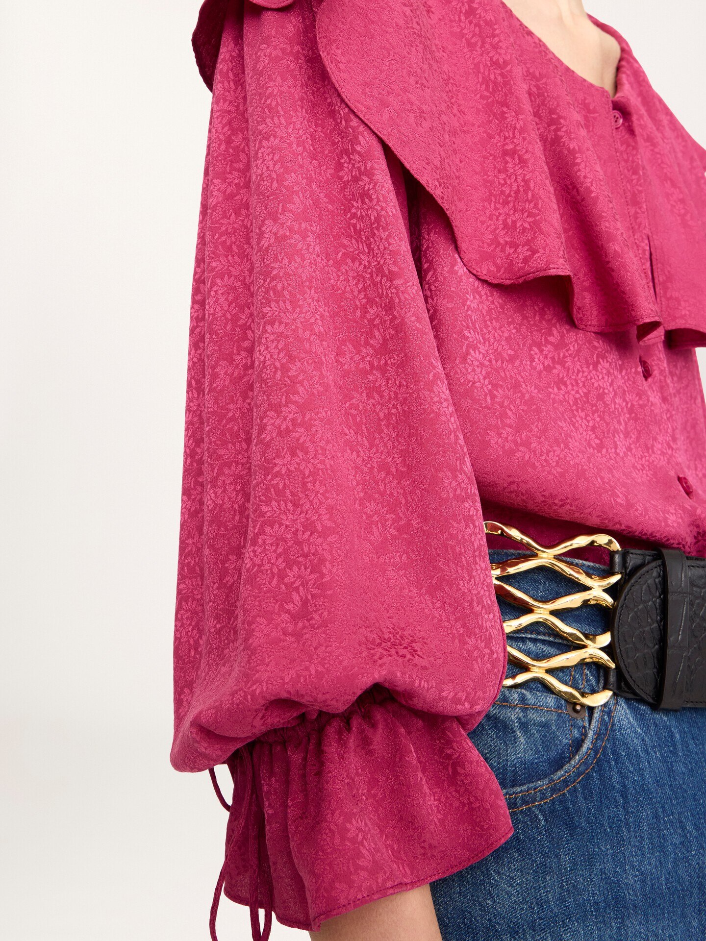 Blusa con cuello redondo y volantes de jacquard de seda - 7