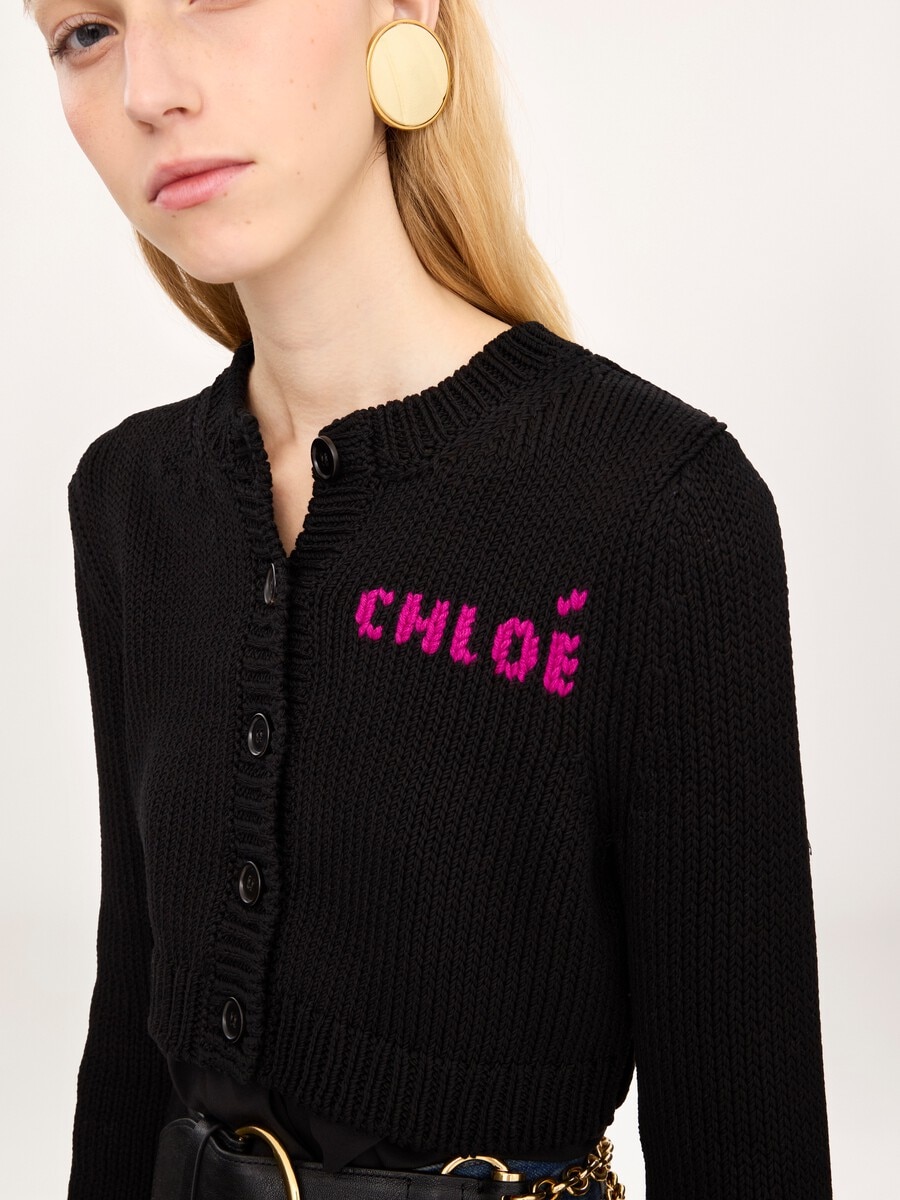 K&ouml;rperbetonte Cropped-Strickjacke aus Baumwollstrick mit Logo  - 6