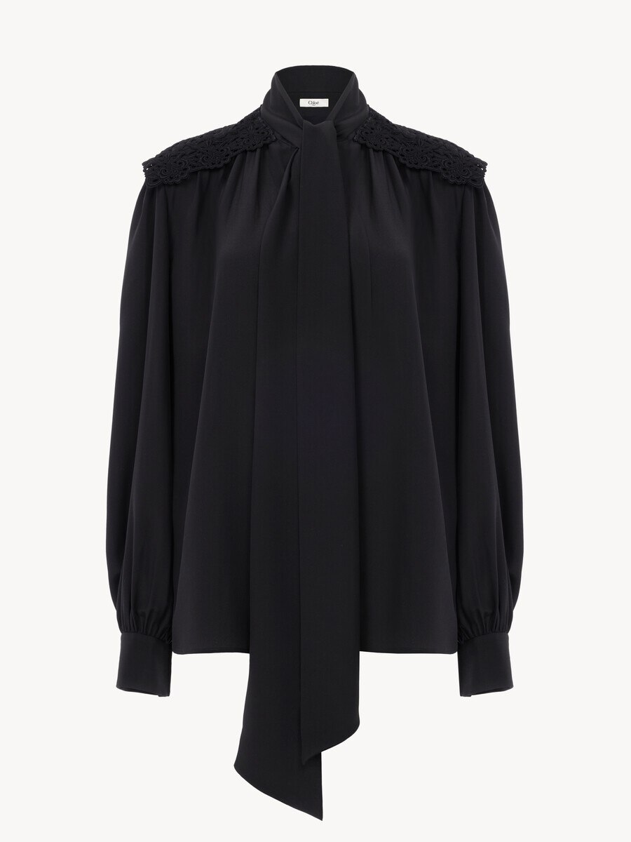 Blouse lavalli&egrave;re fronc&eacute;e en cr&ecirc;pe de chine et dentelle - 2
