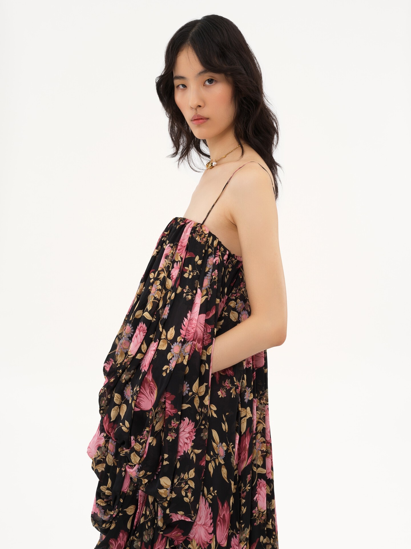 Hinten l&auml;nger geschnittener &auml;rmelloser Jumpsuit aus Seiden-Charmeuse - 6