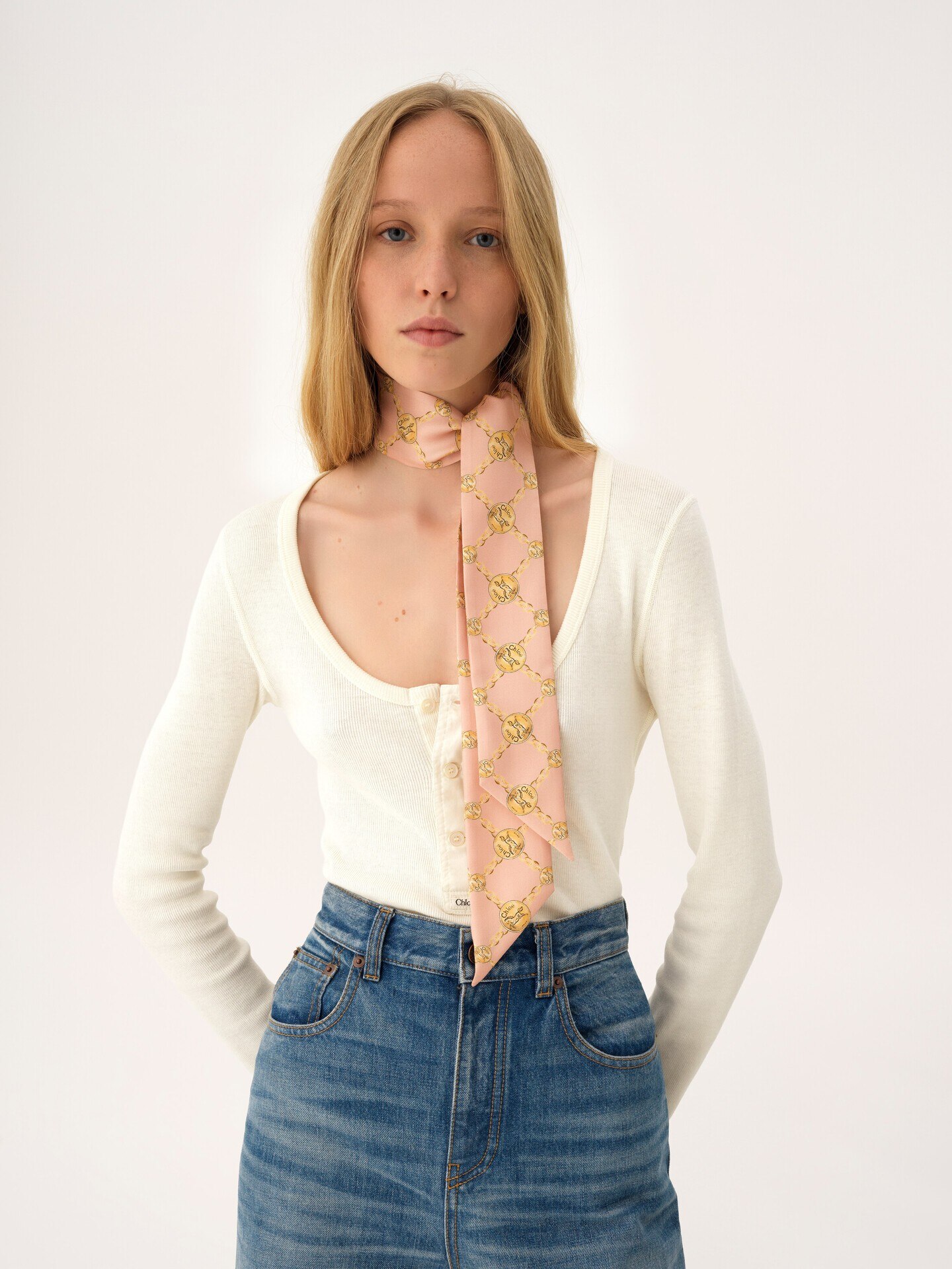 The Chlo&eacute; Horse Medal bandeau scarf in silk twill - 3