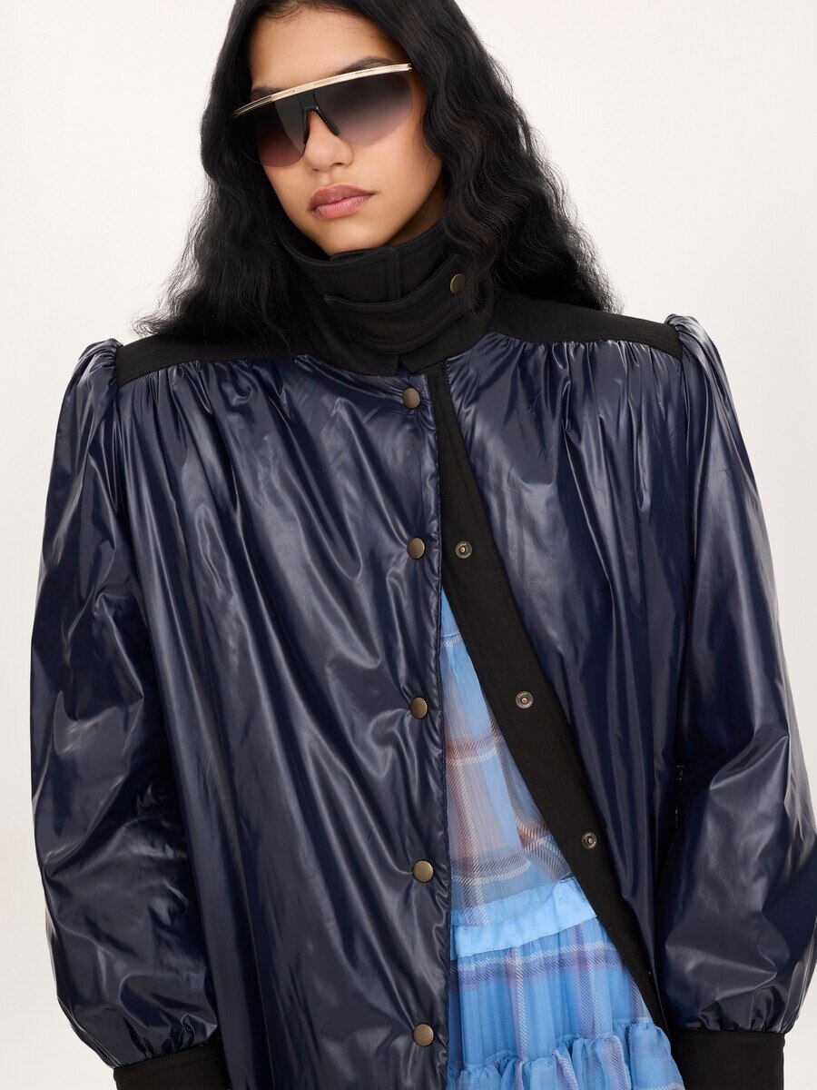 Long utilitarian coat in shiny nylon - 7