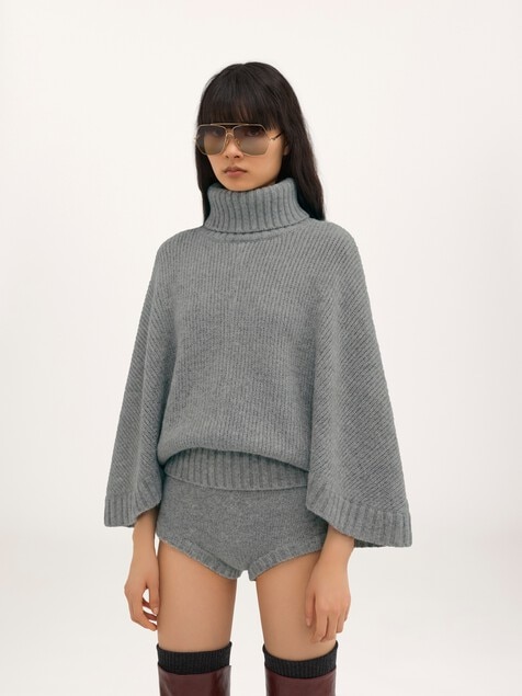 Short turtleneck cape in a wool & cashmere knit