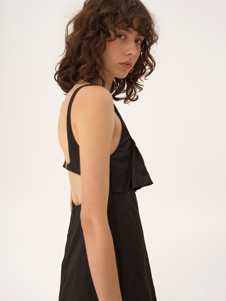 &Auml;rmelloses Minikleid aus gewaschenem technischem Satin - 6