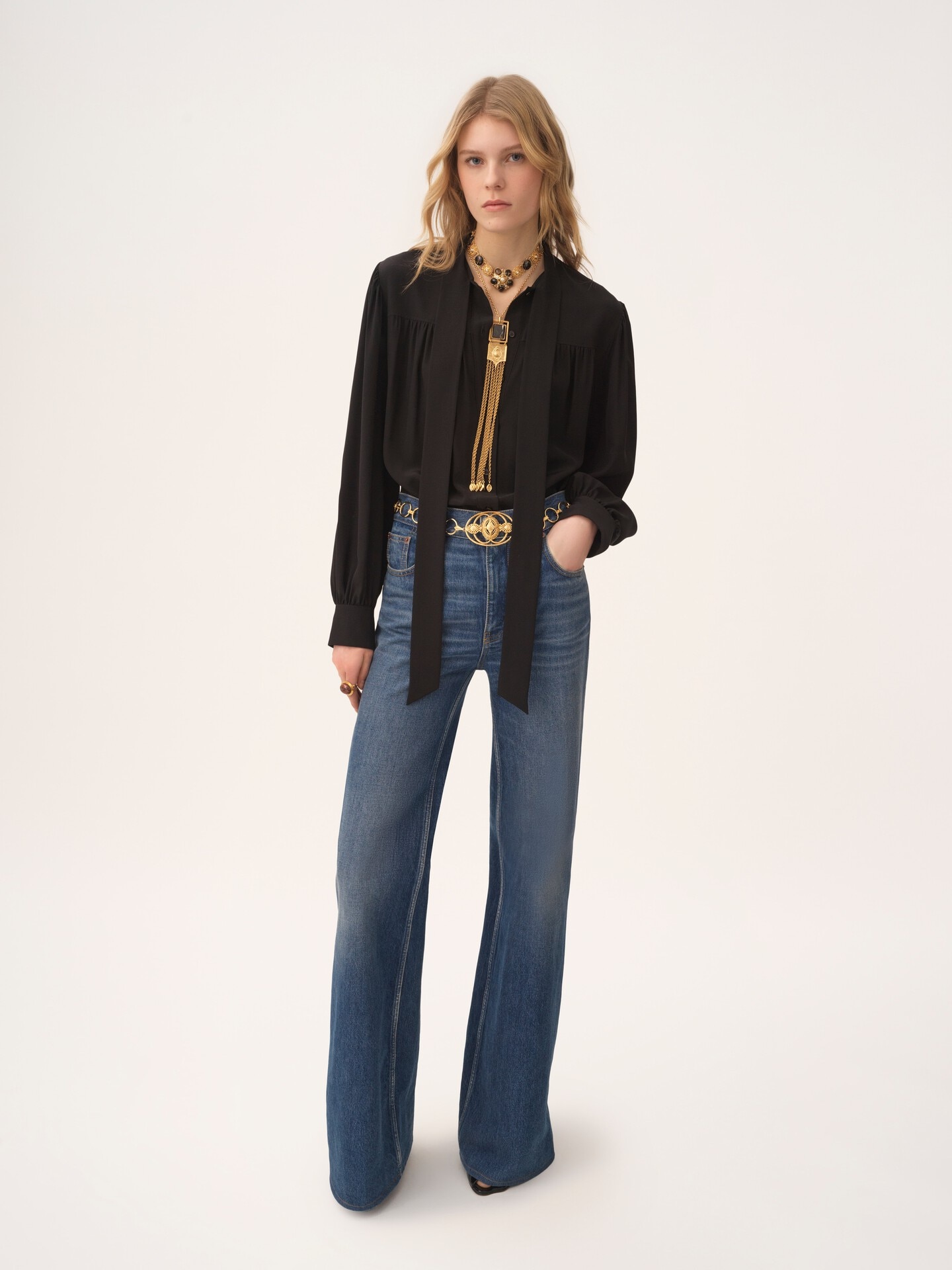 Blouse lavalli&egrave;re large fronc&eacute;e en cr&ecirc;pe de chine - 3