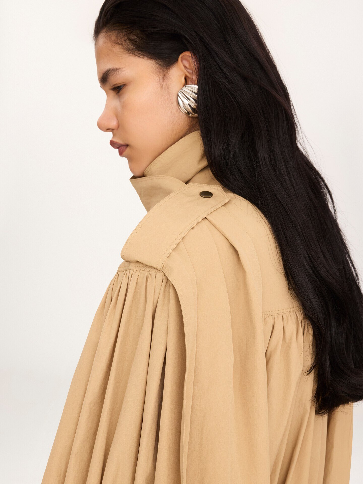 High-neck gathered trench coat in cotton poplin - 8