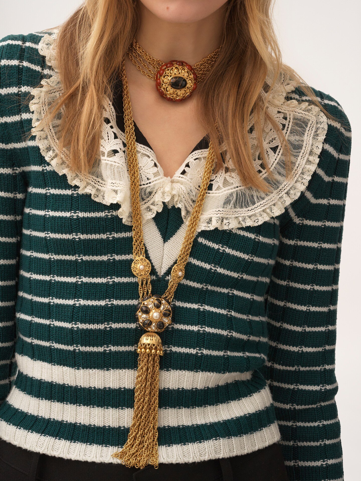 V-neck fitted sweater in a merino wool knit - 7