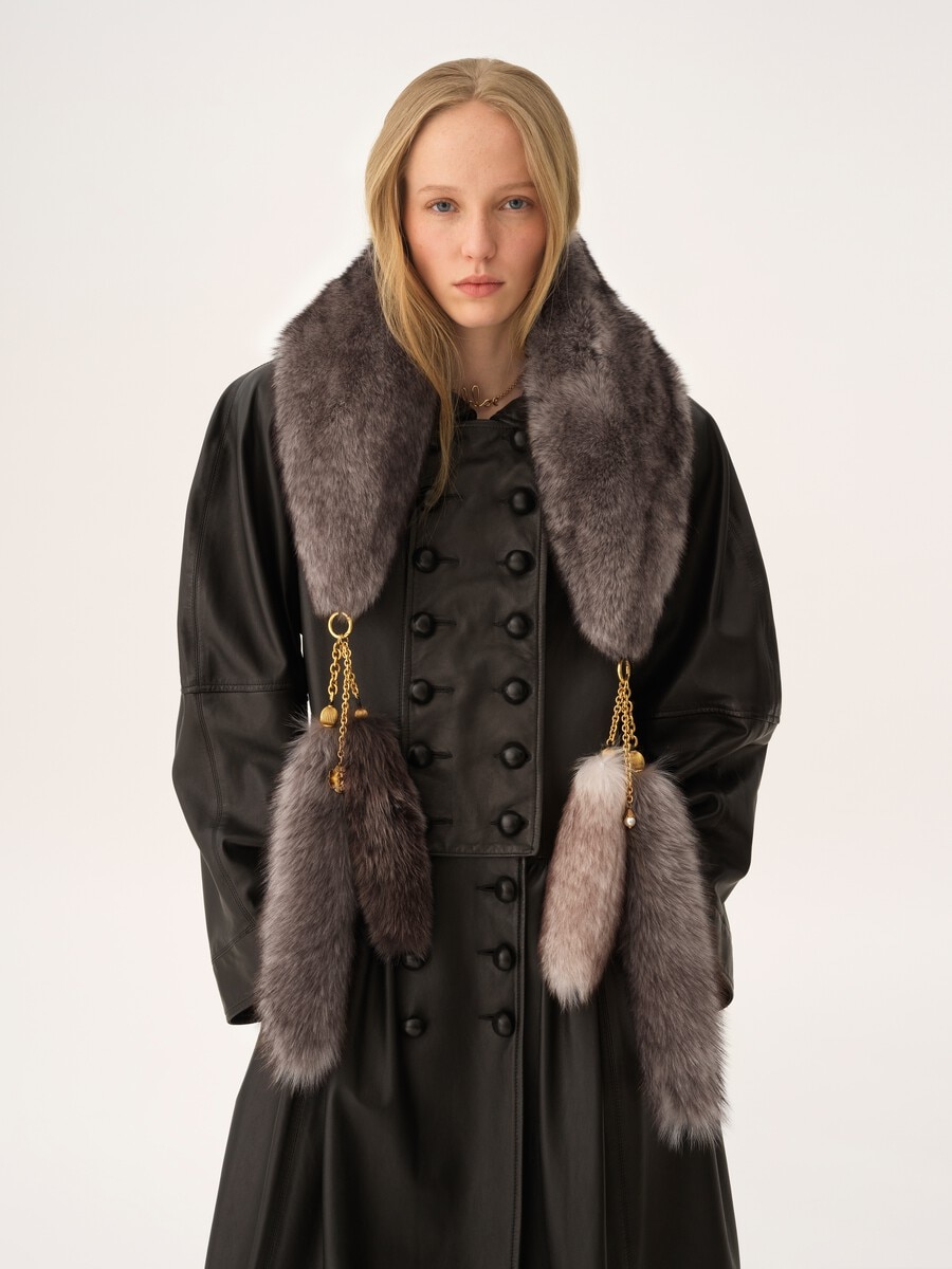 The Treasure Tails scarf in shearling - 2