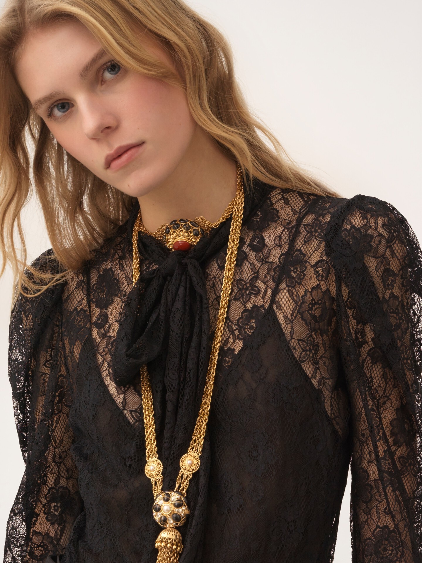 Top con lavalli&egrave;re e maniche a sbuffo in pizzo jacquard floreale - 7