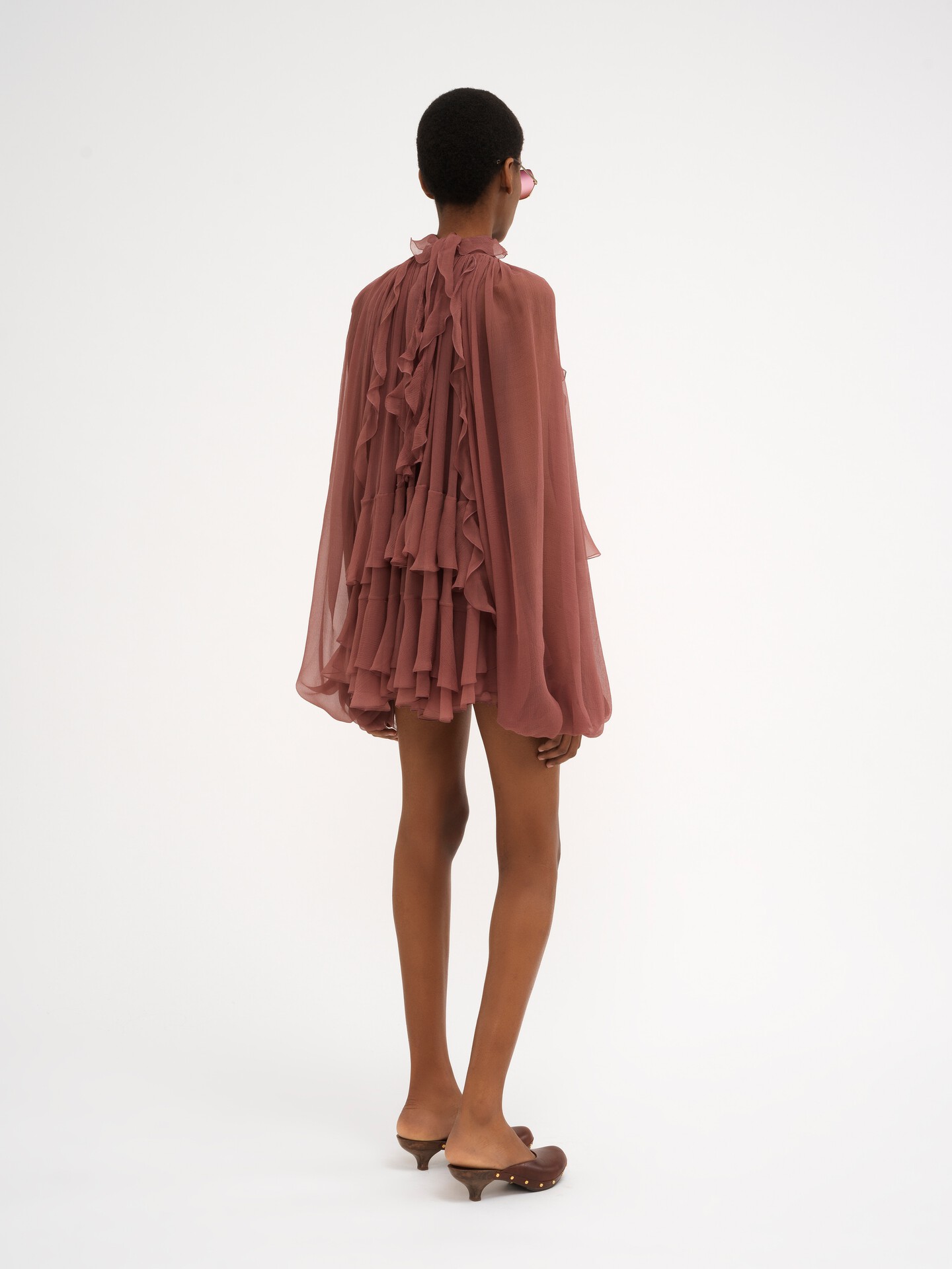 Robe cape courte volant&eacute;e en mousseline de soie - 4