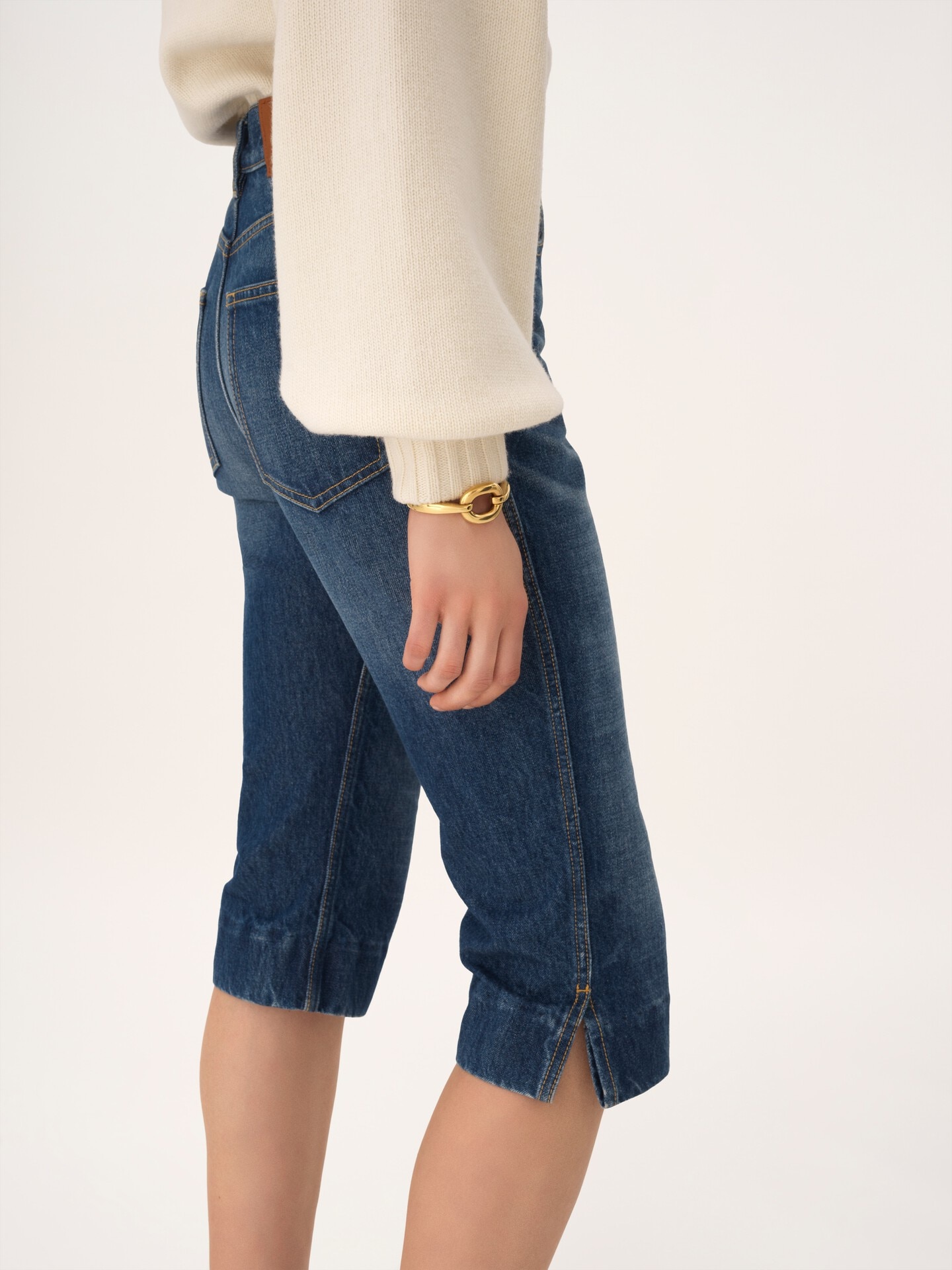 Hochtaillierte Capri-Jeans aus Denim - 7