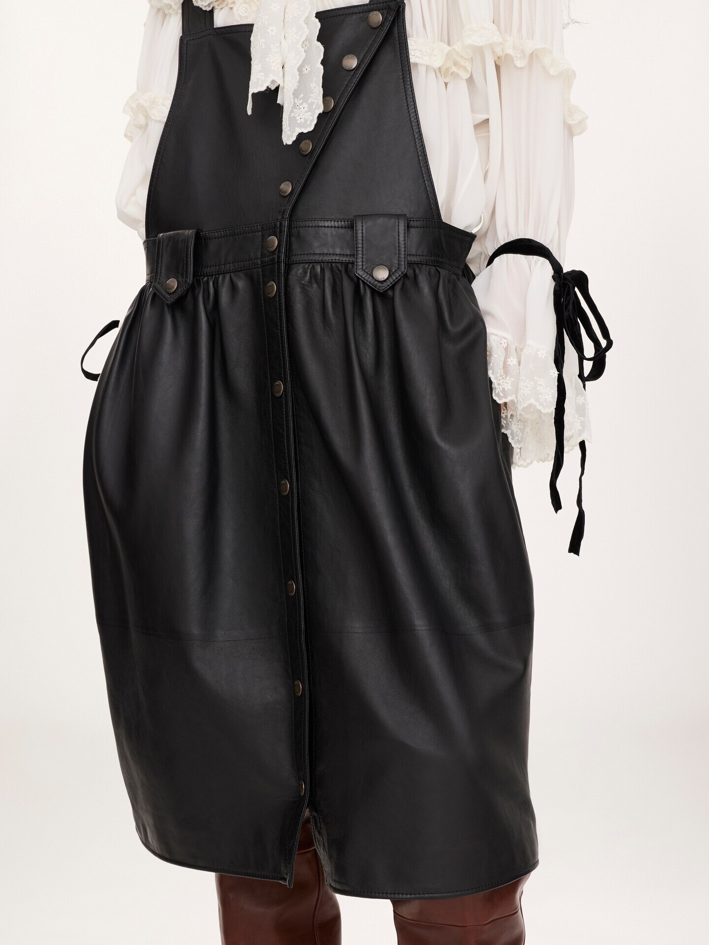 Apron midi dress in leather - 5.0