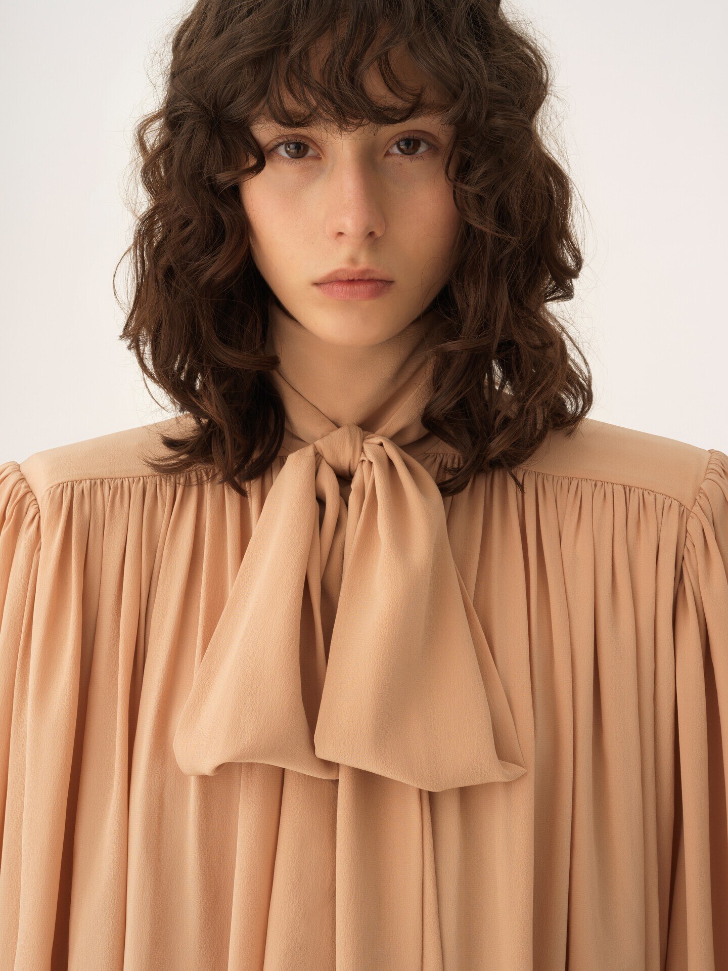 Oversized gathered lavalli&egrave;re blouse in cr&ecirc;pe de chine - 7