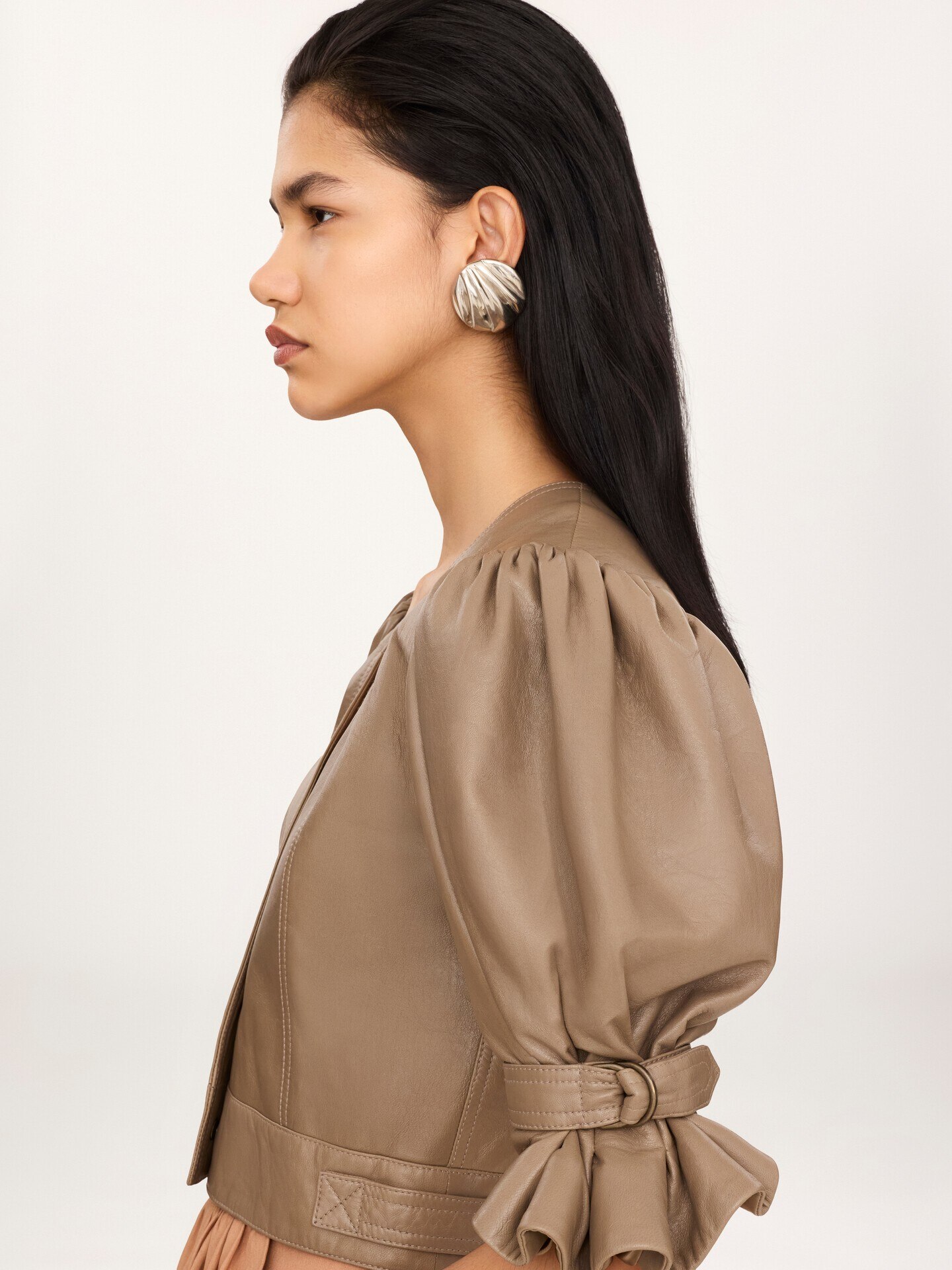 Cropped puff-sleeve jacket in leather - 8