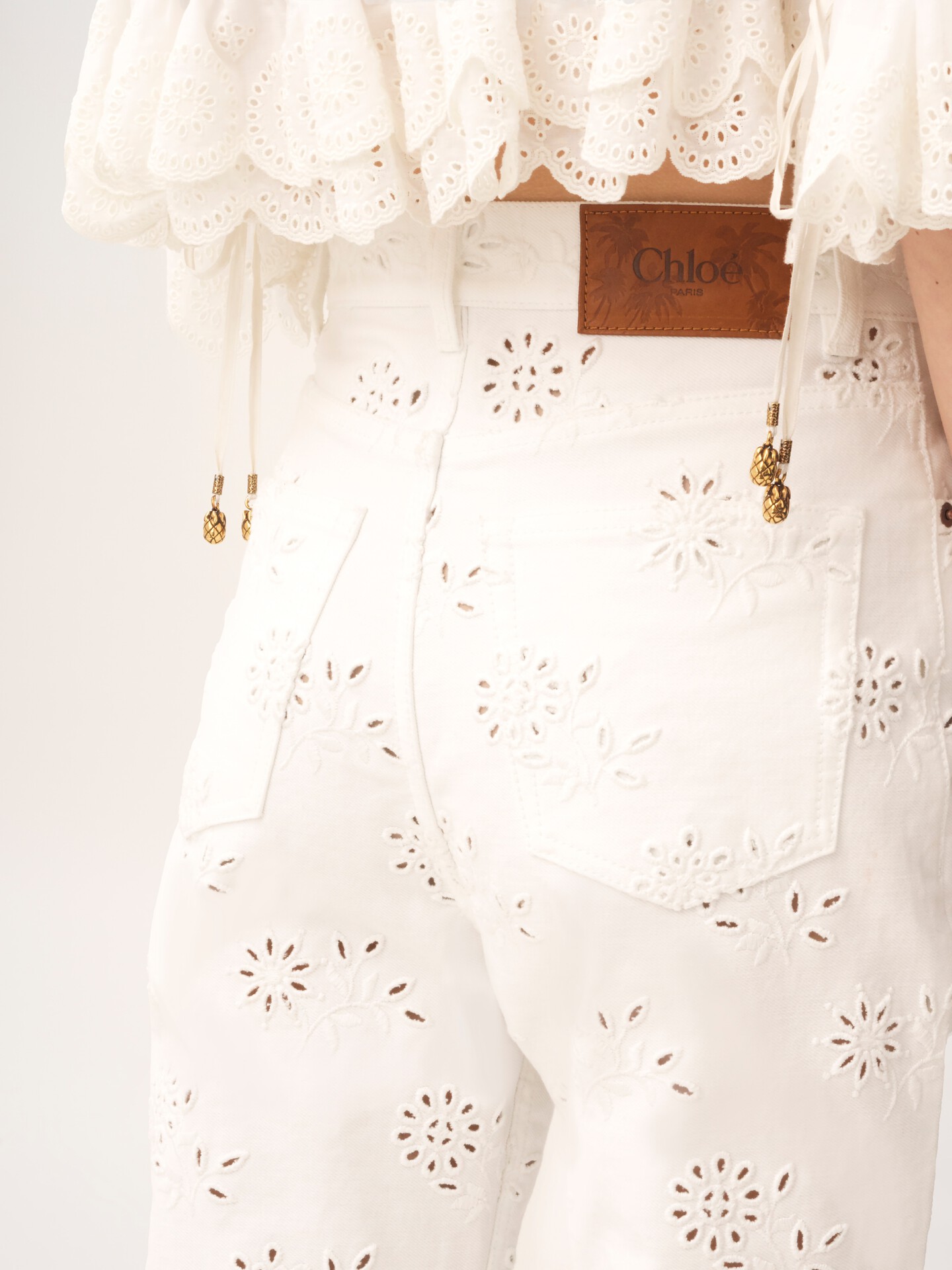 Embroidered cropped jeans in denim - 7