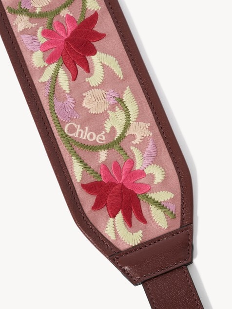 Correa de cuero granulado con bordado floral