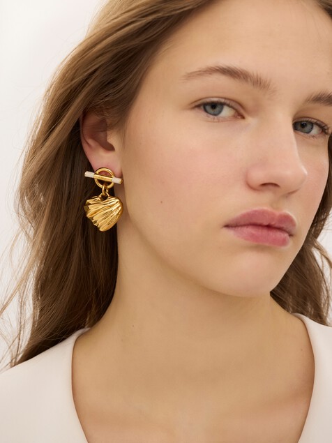 The Chlo&eacute; Pleated Heart earrings