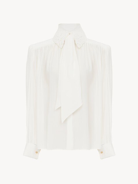 Blouse lavalli&egrave;re fronc&eacute;e en cr&ecirc;pe de chine et broderie anglaise