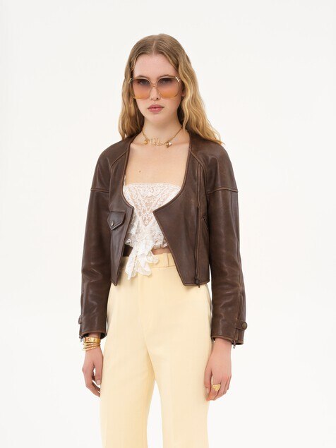 Chaqueta cropped de cuero con cuello redondo