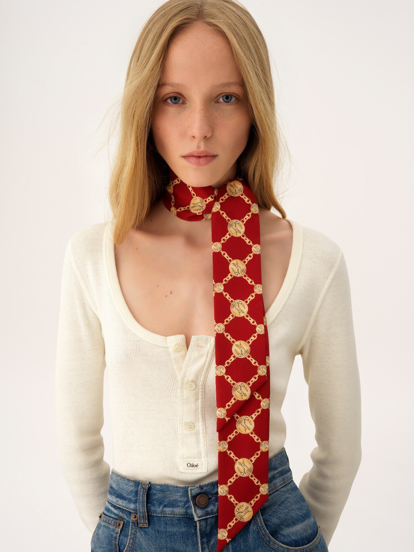 Pa&ntilde;uelo bandeau Chlo&eacute; Horse Medal en twill de seda - 3