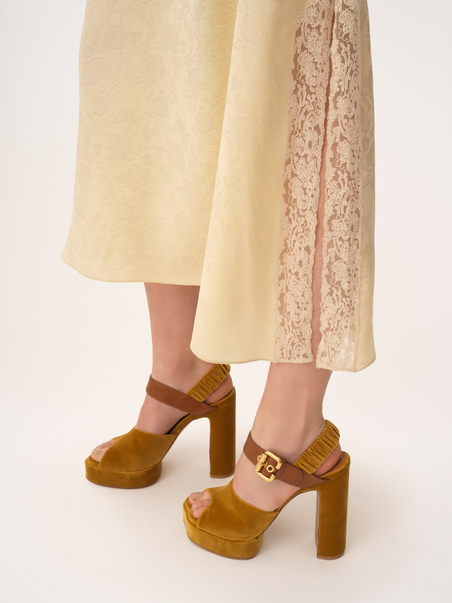 Midikleid mit schmalen Tr&auml;gern aus Seidenjacquard und Spitze - 6
