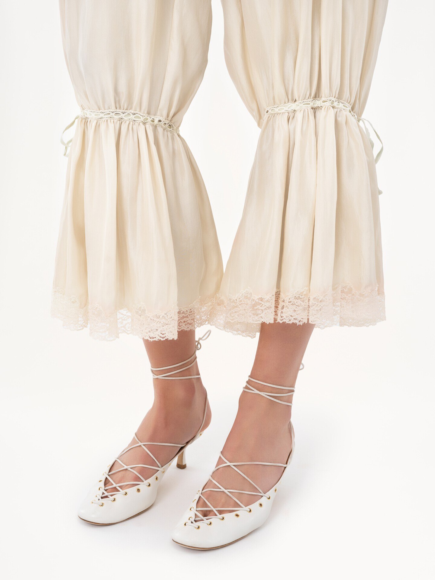 Fluid cropped pants in washed silk pong&eacute; & lace - 6