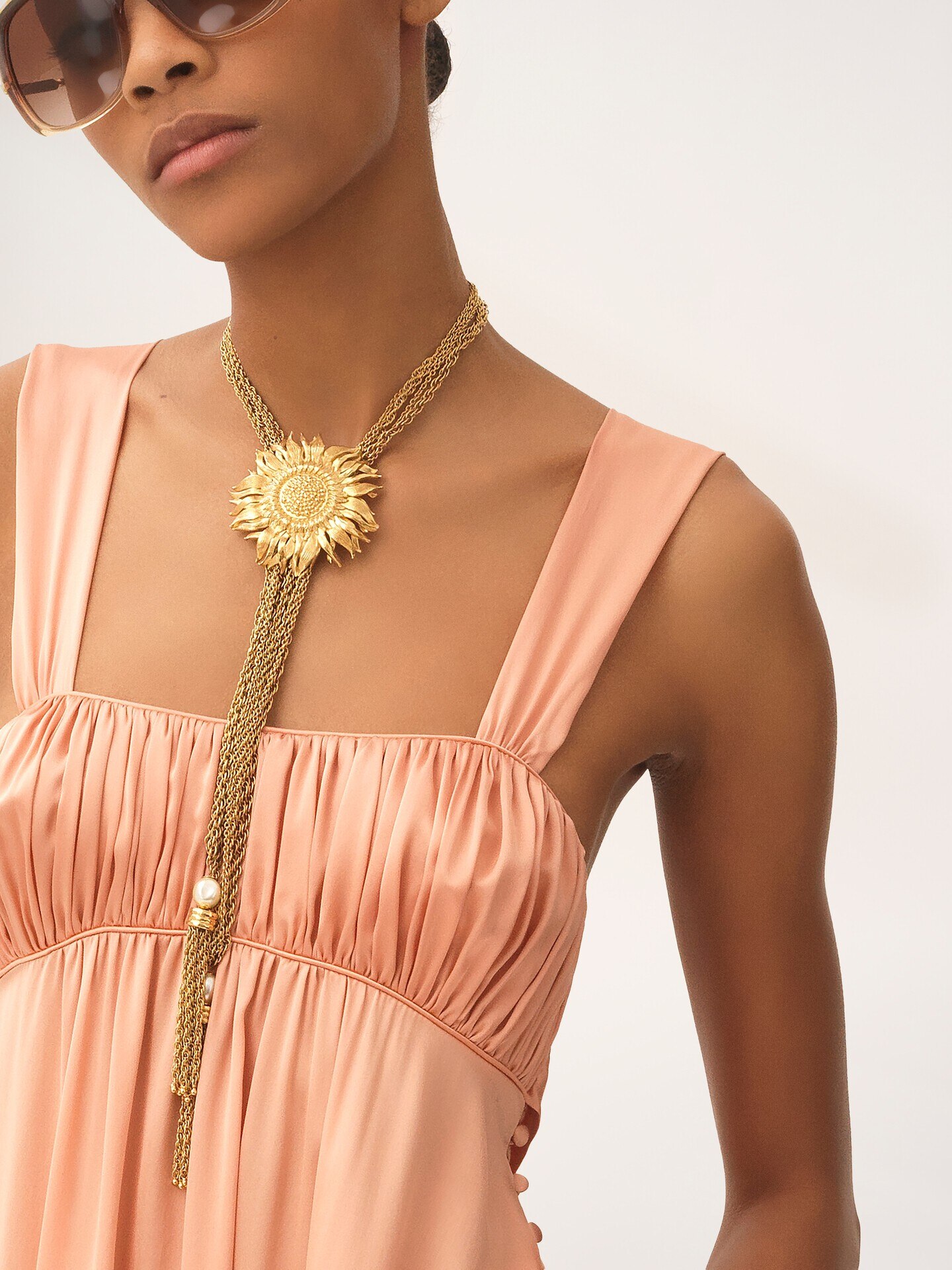 Robe longue sans manches fronc&eacute;e en satin de soie - 6