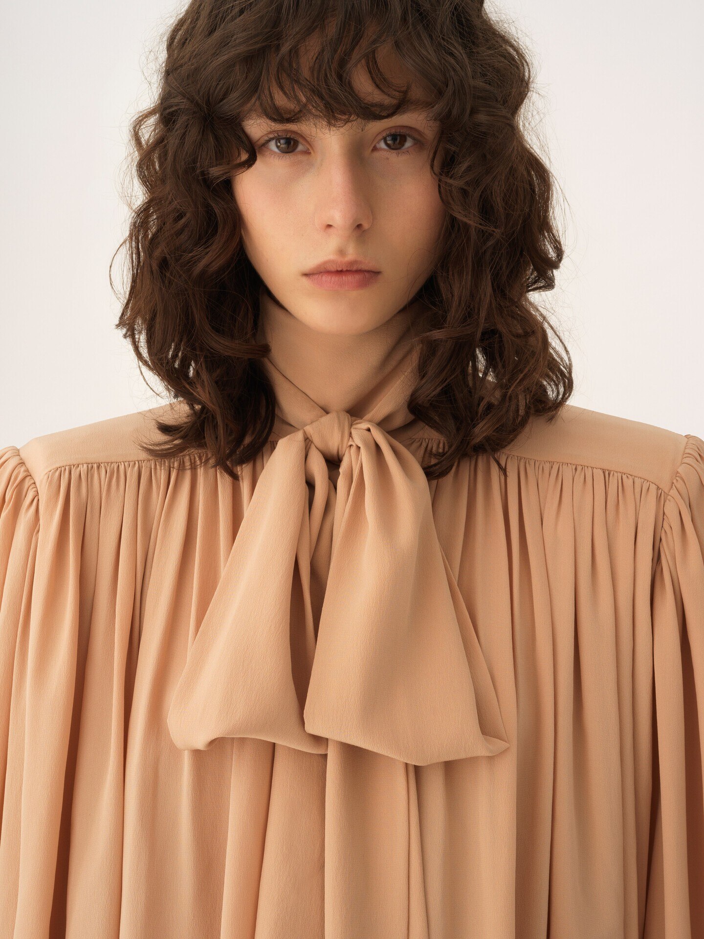 Oversized gathered lavalli&egrave;re blouse in cr&ecirc;pe de chine - 7