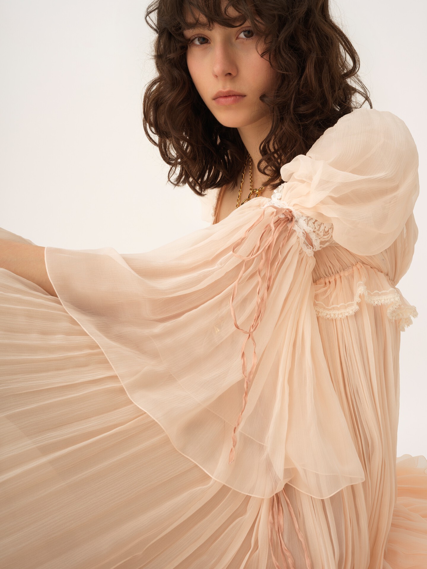 Langes ger&uuml;schtes Oversized-Kleid aus Seidenmusselin und Spitze - 5