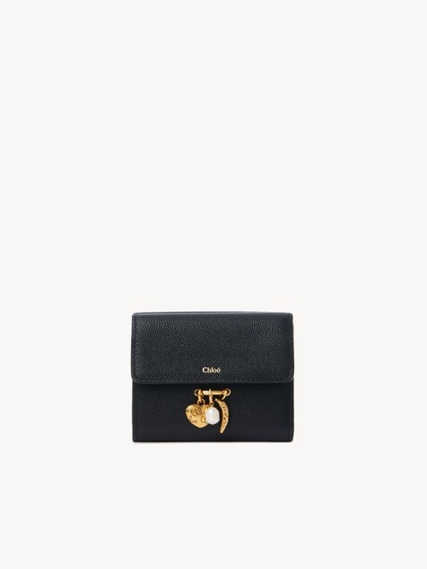 Kleines Chlo&eacute; Charms dreifach klappbares Portemonnaie aus genarbtem Leder