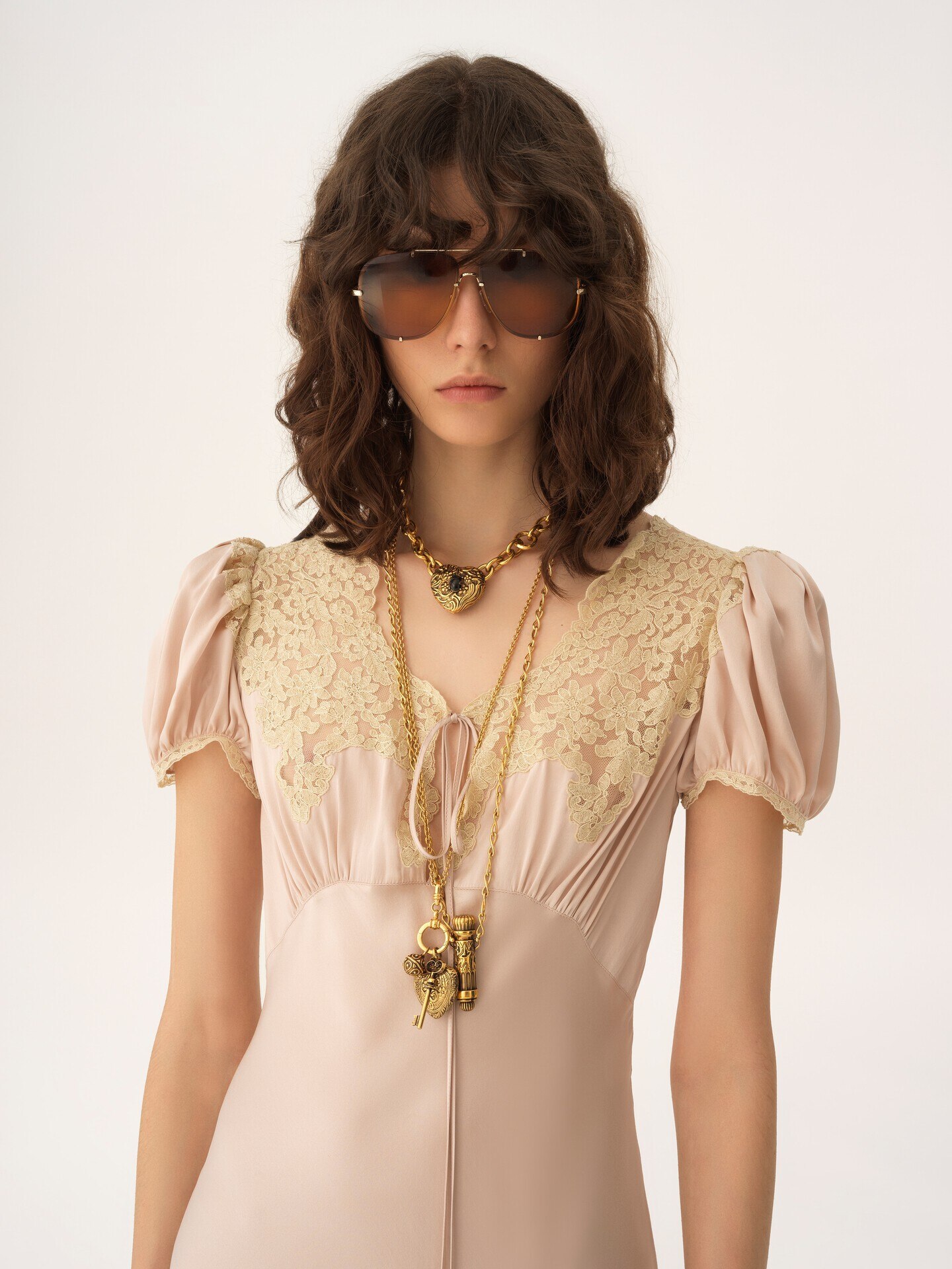 Etuikleid aus gewaschenem Seidensatin und Spitze mit Puff&auml;rmeln - 6