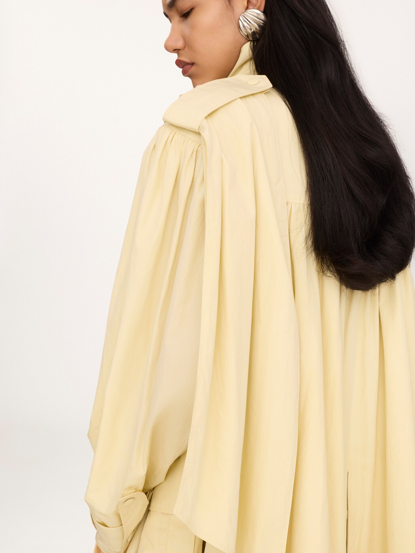 Hochgeschlossener Trenchcoat aus Baumwollpopeline mit Schal - 8