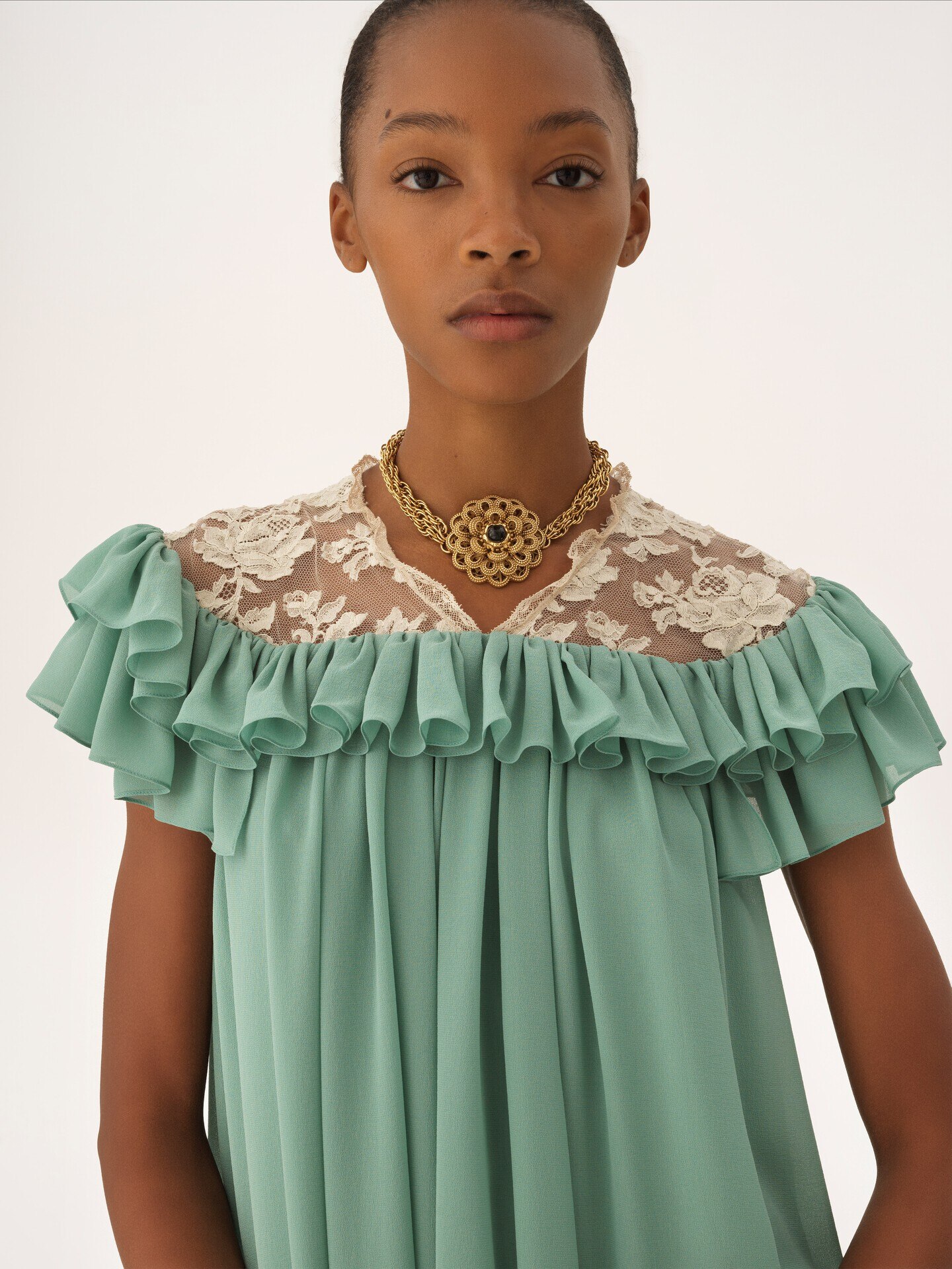 Kurz&auml;rmeliges Minikleid aus Seidengeorgette und Spitze - 7