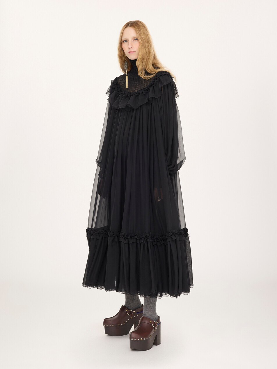 Hochgeschlossenes ger&uuml;schtes Midikleid aus Seidenmusselin