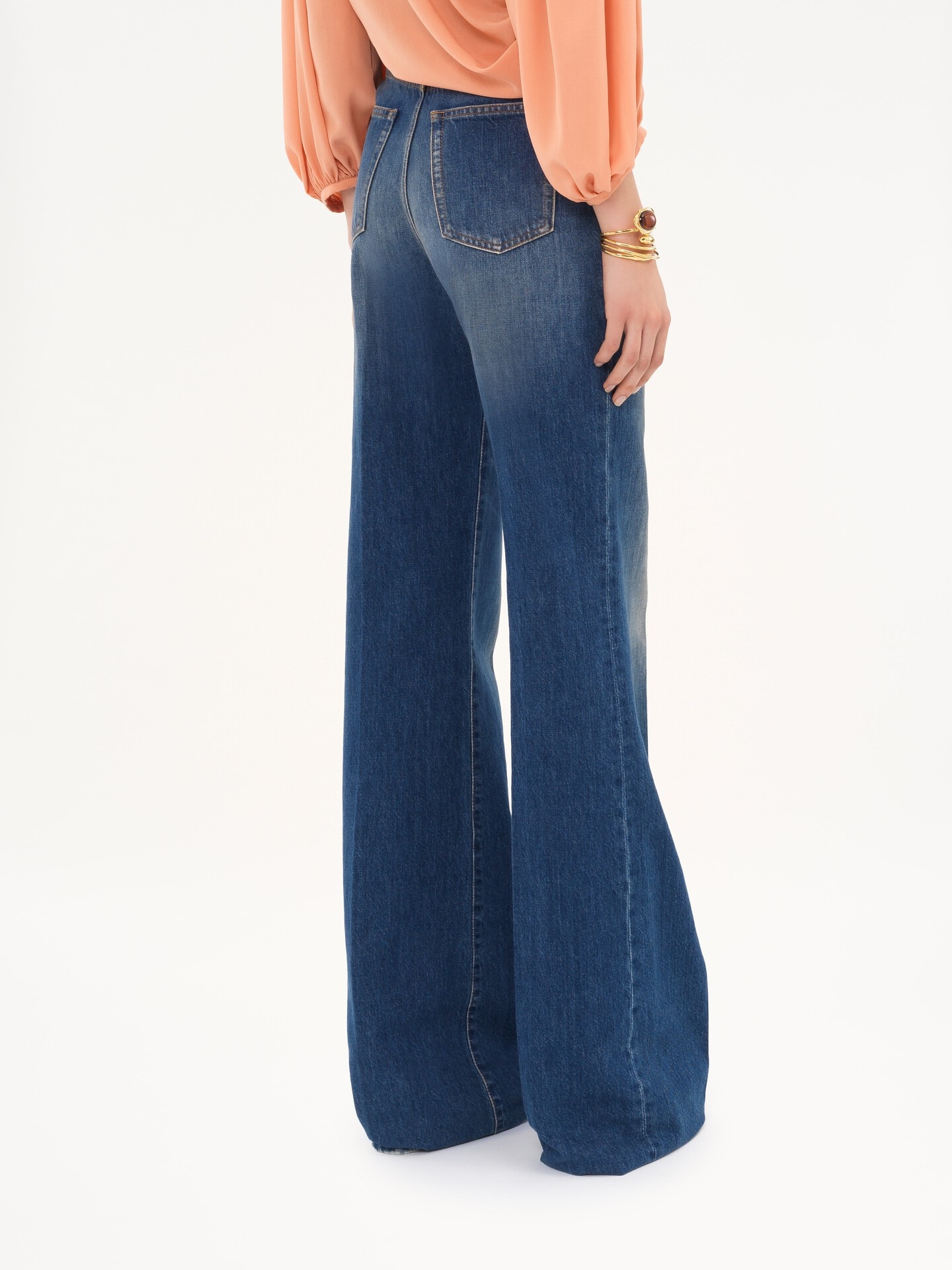 Hoch taillierte ausgestellte Jeans aus Denim - 5
