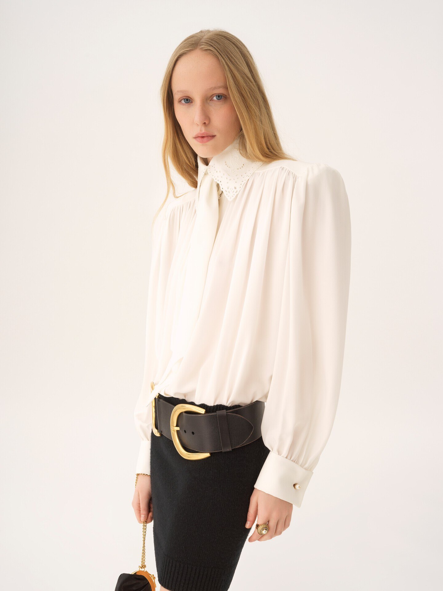 Blouse lavalli&egrave;re fronc&eacute;e en cr&ecirc;pe de chine et broderie anglaise - 4